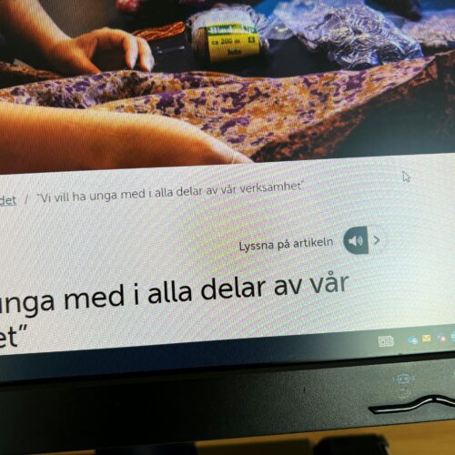 En digital röst läser upp artiklar på Konstsamfundets hemsida.